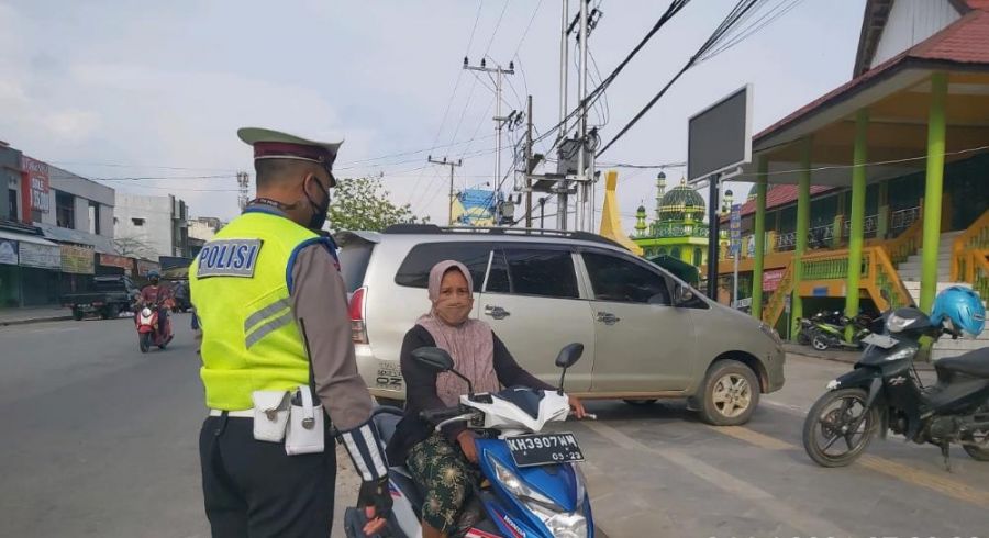 Sepeda Motor Gunakan Helm Walaupun Hanya Ke Pasar