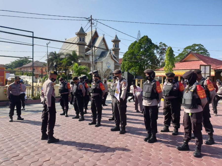 Setelah apel ,Agung himbau agar selalu disiplin dan solid kepada anggota satsabhara polres kobar