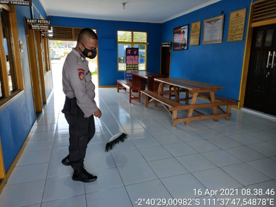 Setelah apel, Personel Satpolairud Polres Kobar membersihkan mako dan lingkungan sekitar