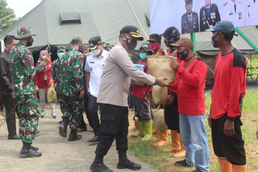 Sinergi Membangun Negeri Kapolres Tala Beserta Jajaran Turut Sukseskan TMMD Ke-111