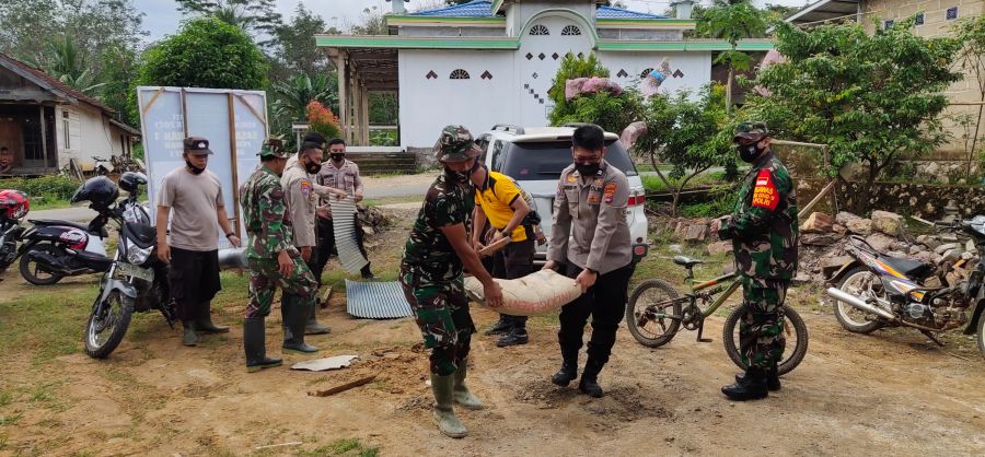 Sinergitas gabungan TNI-Polri saat Pelaksanaan TMMD Ke 111