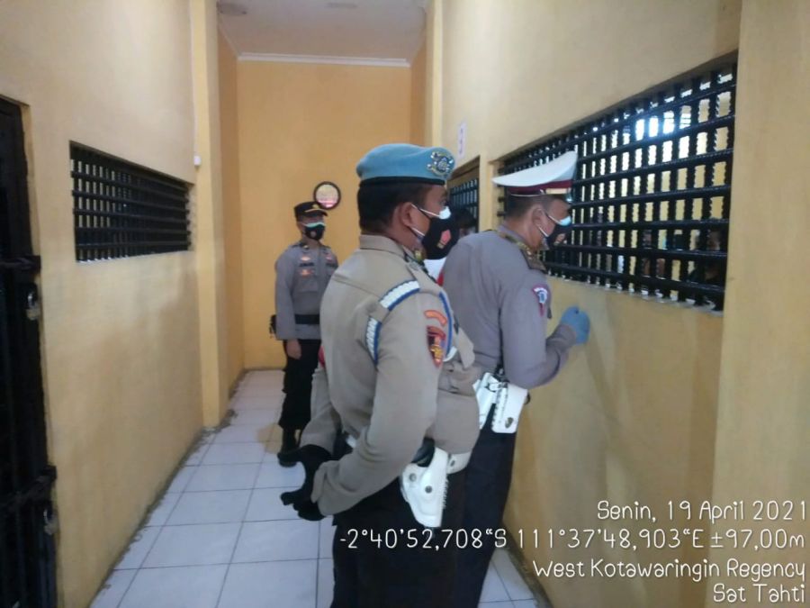 Sinergitas TNI - POLRI Dalam Mencegah Penyebaran Covid - 19 dengan membagikan masker