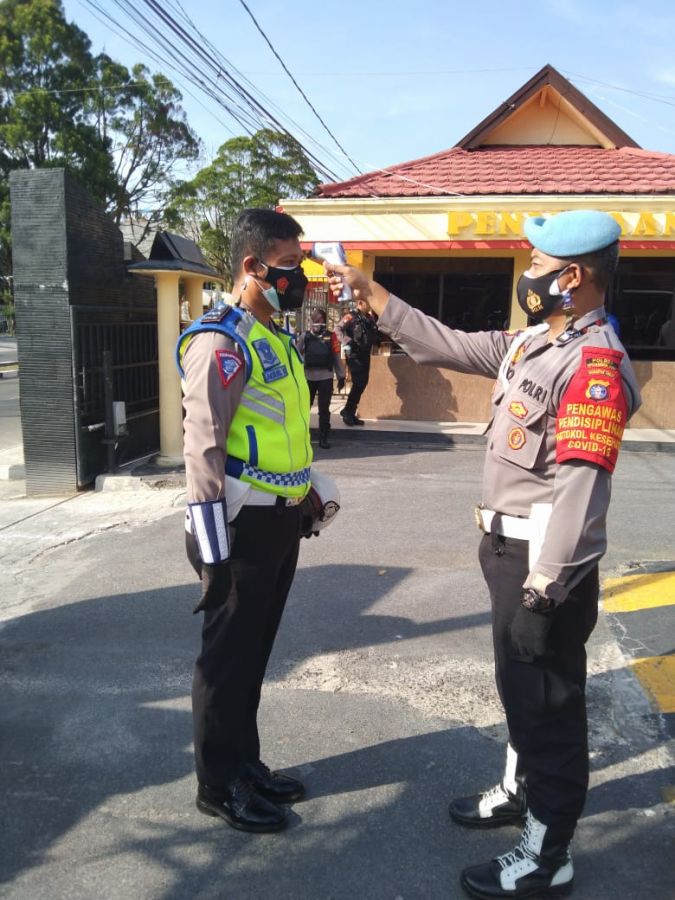 Skrining Covid – 19 Melalui Pengecekan Suhu Tubuh oleh Satuan Pembinaan Masyarakat Polres Kolbar