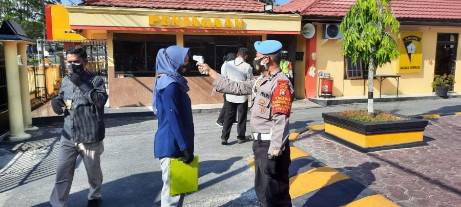Skrining Dengan Thermo Gun Rutin Dilaksanakan Personil Satintelkam Polres Kobar