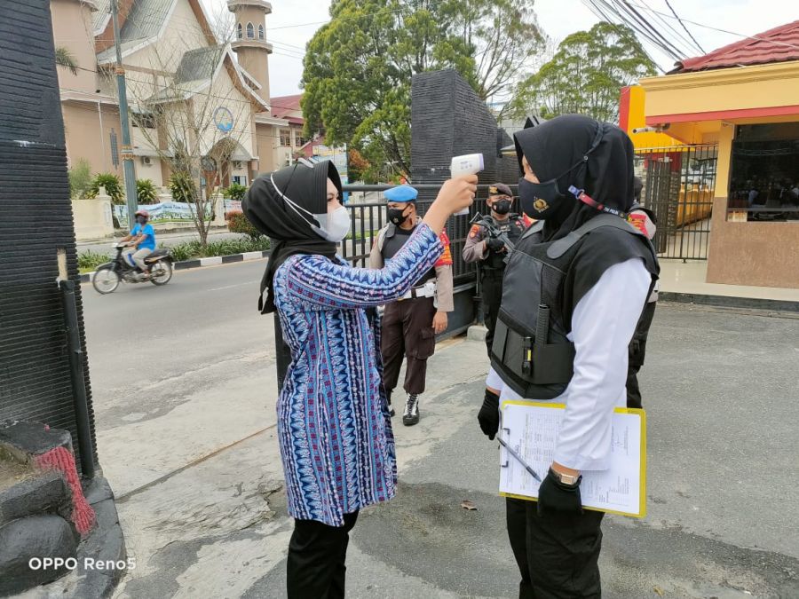 Skrining dengan Thermo gun rutin dilaksanakan Personil Satintelkam Polres Kobar
