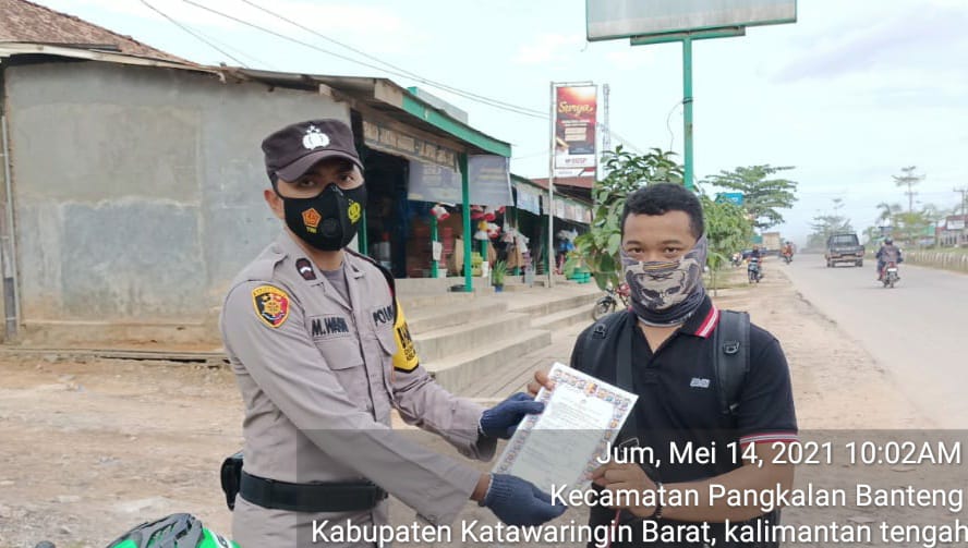 Sosialisasikan dan pemasangan maklumat Kapolda Kalteng tentang larangan Karhutla kepada warga