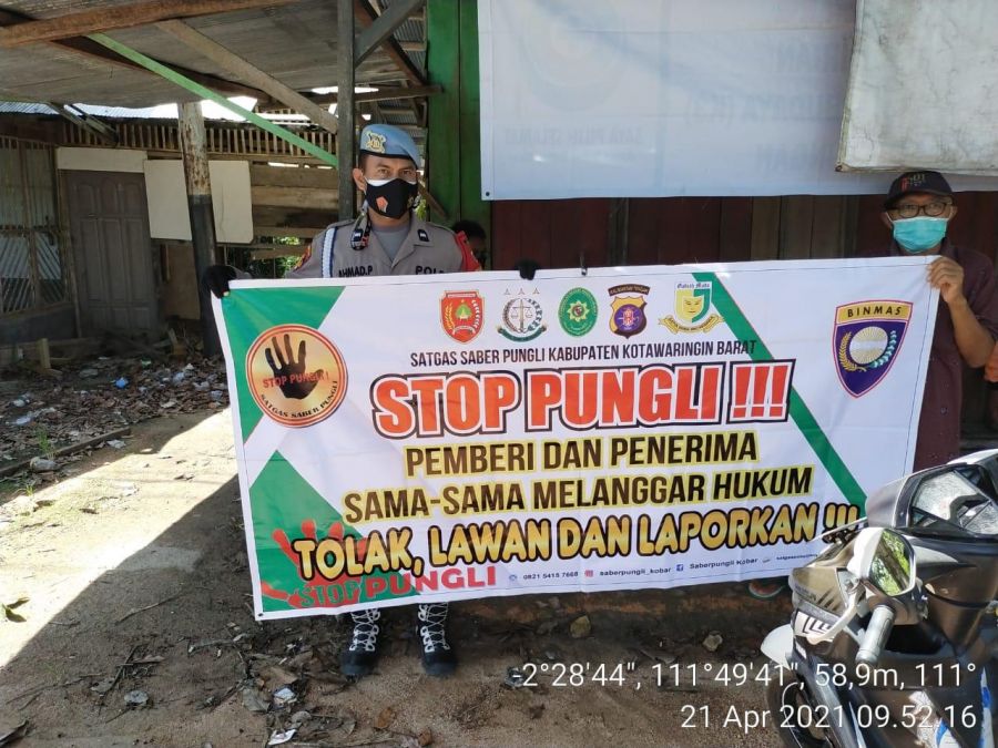 Sosialisasikan Saber Pungli kepada warga dan menghimbau untuk patuhi prokes