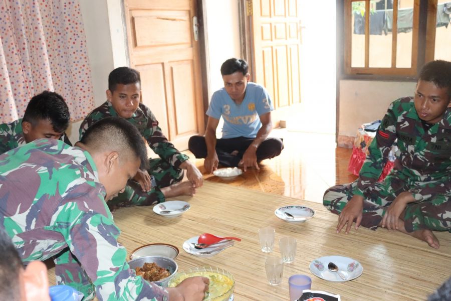 Suasana Keakraban Anggota TMMD dengan Warga saat makan siang