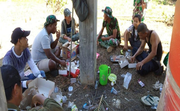 Suasana Keakraban Warga dan Satgas TMMD ke 112 makan siang bersama.