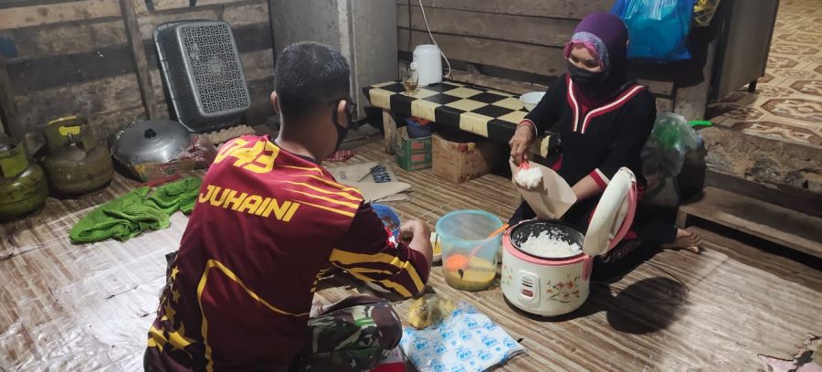 Sukseskan TMMD Ke-111, Ibu-Ibu Siapkan Logistik