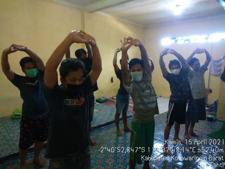 Tahanan dengan berolahraga di dalam ruang tahanan demi kesehatan