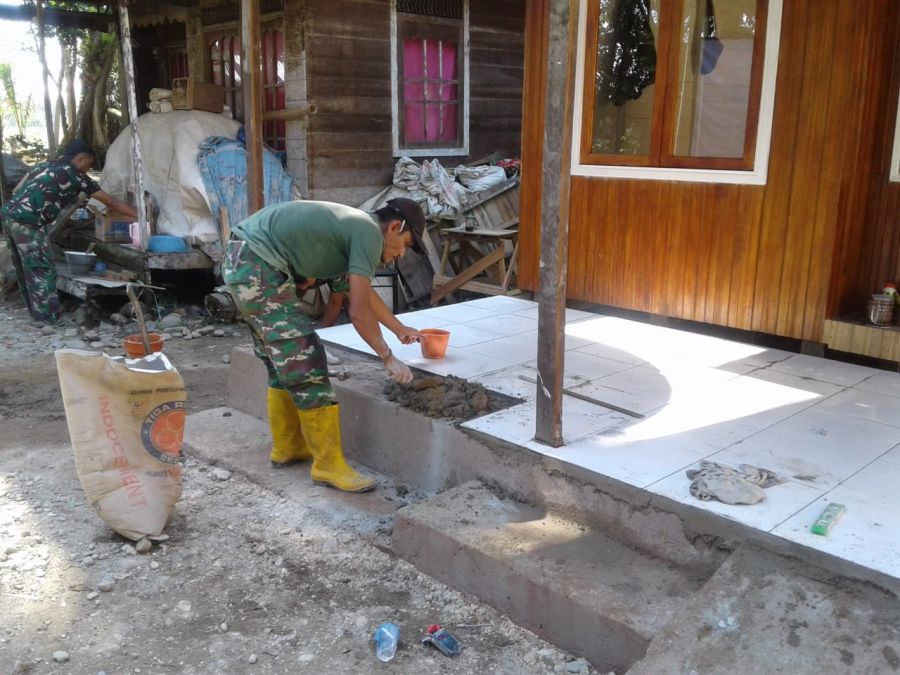 Tahap Finishing Pemasangan Keramik Teras Rumah Rusdi