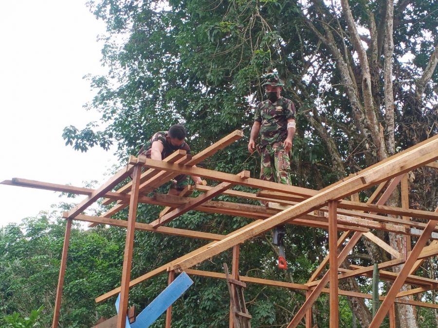 Tahap Pemasangan Kerangka Atap, Satgas TMMD Kodim HST