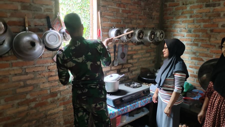 Tak hanya Mahir Menembak, Anggota Satgas TMMD Pandai Memasak