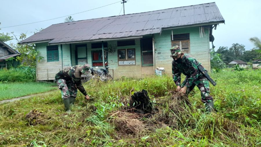 Tak Kenal Libur Anggota Kodim 1002/HST Laksanakan Pembersihan Lingkungan