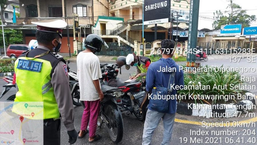 Tak Pakai Helm Dan Plat Nomor Polisi
