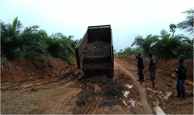Terus Bekerja Tak Kenal Lelah Masyarakat Desa Bersama Satgas TMMD Kodim