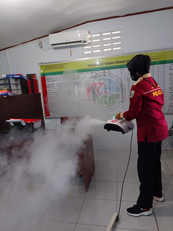 Terus Lakukan Penyemprotan Fogging Disinsfektan Di Ruang Kerja