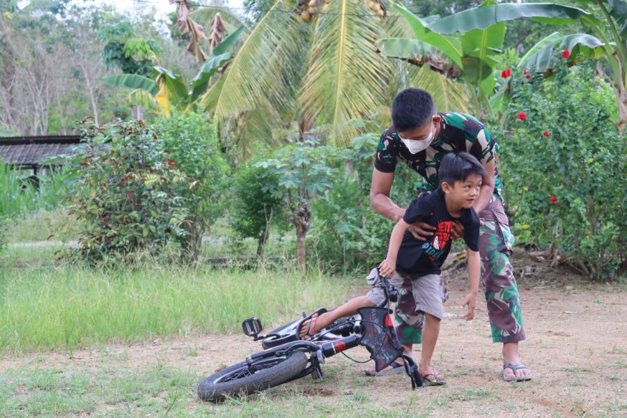 Tidak Ada Ketakutan, Anak anak di Suato Baru Ajak Anggota Satgas Bermain bersama