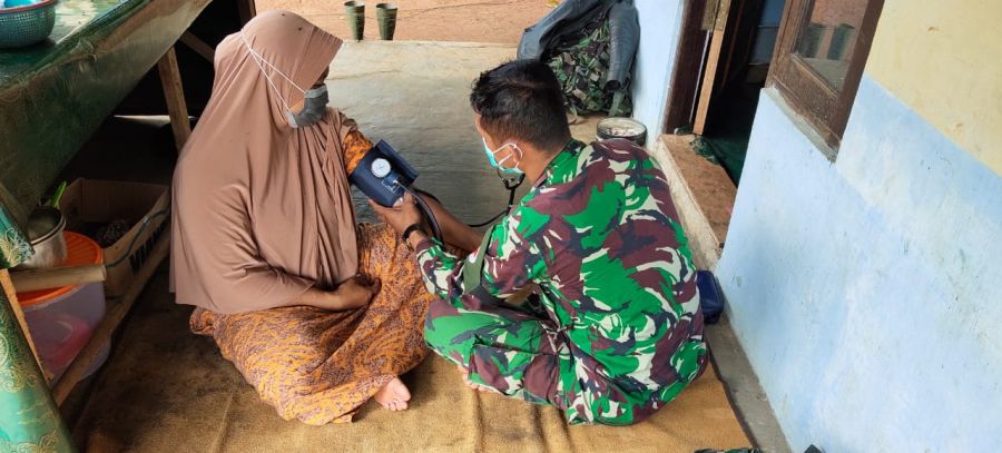 Tim Kesehatan Satgas TMMD Selalu Siap Melayani Warga