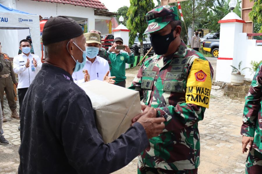 Tim Wasev Bagikan Bahan Kontak sembako TMMD