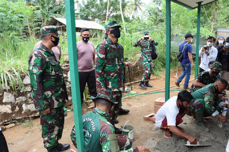 Tim Wasev TMMD 111 Sambangi Proses Pengerjaan Bedah Rumah 
