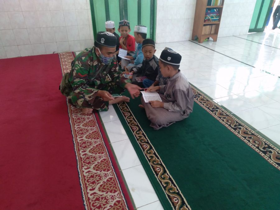Tingkatkan Keimanan dan Ketakwaan, Satgas TMMD Ajarkan Mengaji Anak-anak di Lokasi TMMD