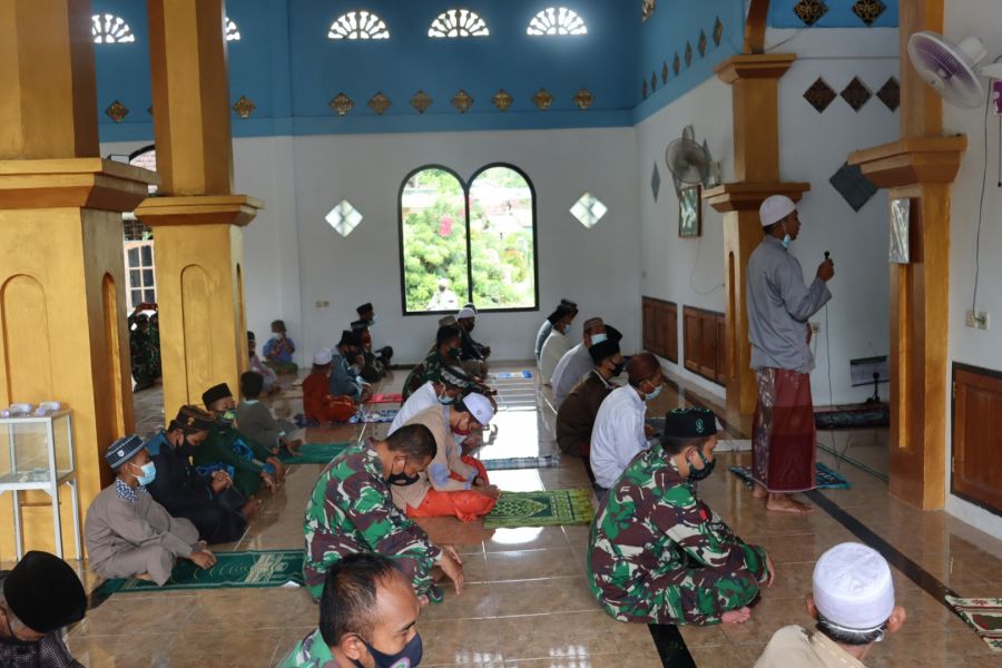Tingkatkan Keimanan dan Ketaqwaan, Satgas TMMD Shalat Jum'at Bersama masyarakat