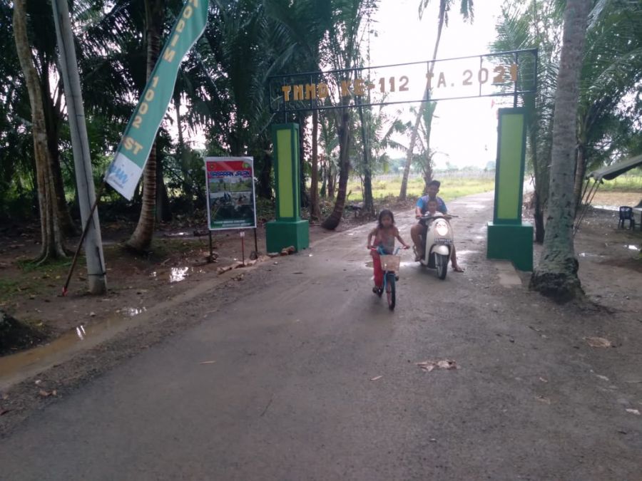 Titik Nol Perbaikan Jalan Menjadi Tempat Bermain Anak - anak