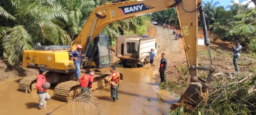 TMMD dan Warga Pasang Box Culvert