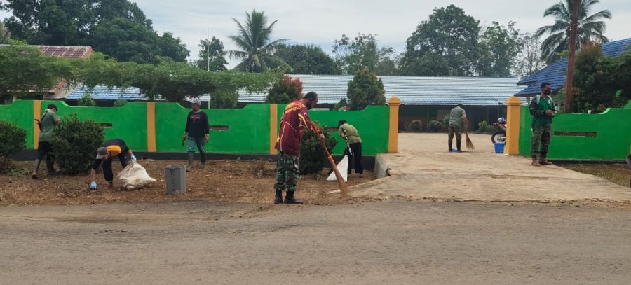 TNI Bersama Masyarakat Kerja Bakti dalam Rangka Pembukaan TMMD Ke 111