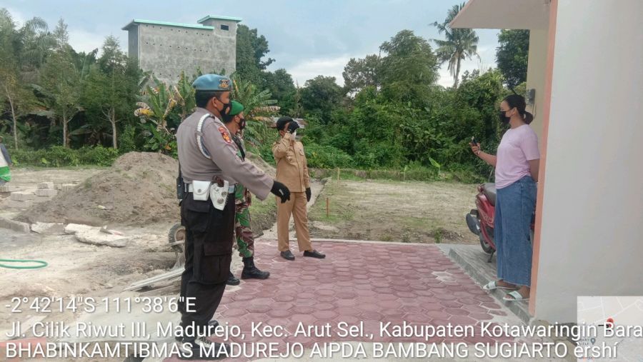 TNI Imbau Prokes Bagikan Masker Ke Warga Kel Madurejo