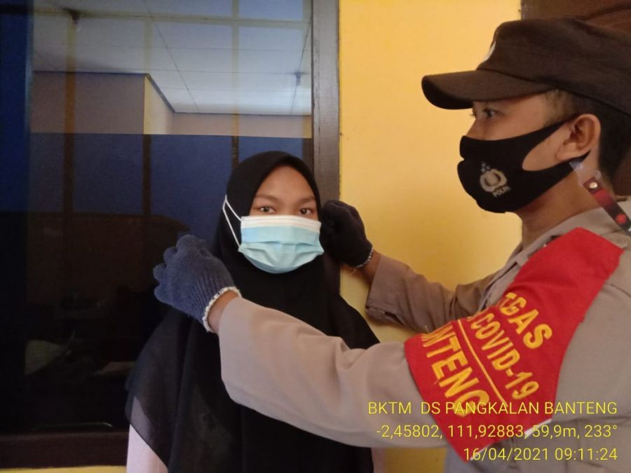 TNI-POLRI Bagikan Masker Dan Imbauan Untuk Terapkan Prokes