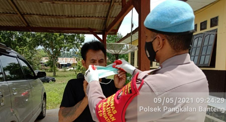 TNI-POLRI bagikan Masker kepada warga kec. Pangkalan Banteng guna