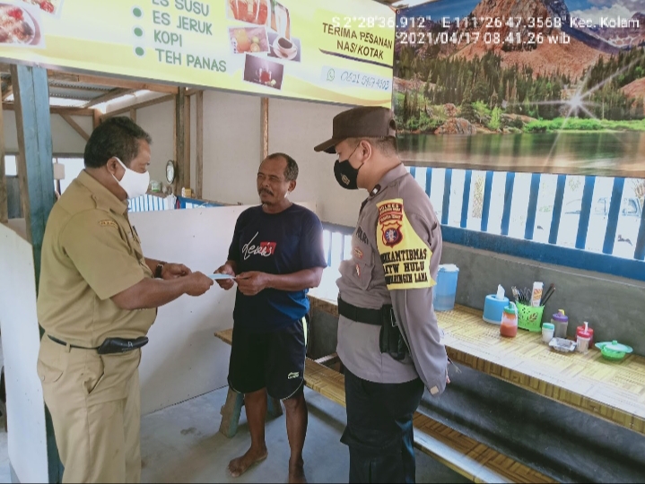 TNI Polri cegah covid  dengan berikan masker.