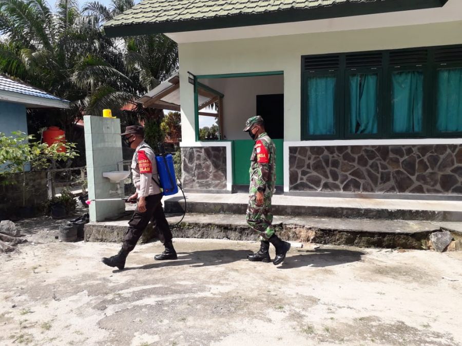TNI-Polri lakukan kegiatan penyemprotan disinfektan.