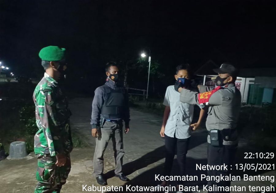 TNI-POLRI malam hari guna mencegah kriminalitas serta imbau masyarakat untuk tetap patuhi