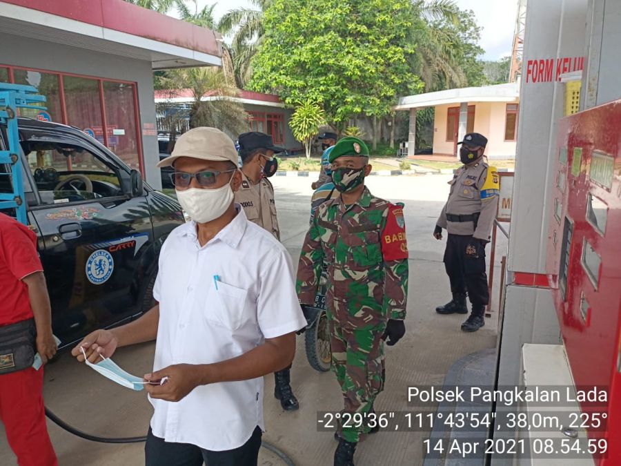 TNI-POLRI Memberikan himbauan mengenai Prokes sekaligus membagikan masker.