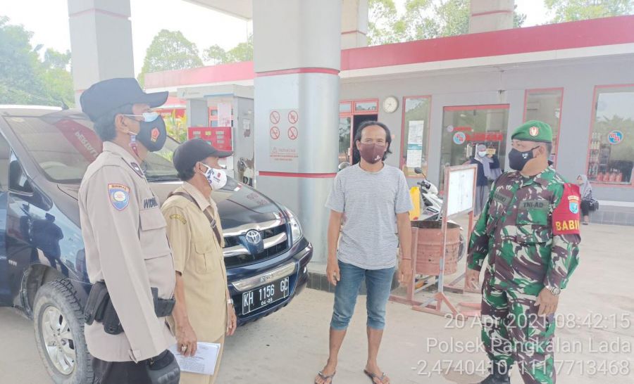 TNI-POLRI Memberikan imbauan mengenai Prokes sekligus membagikan masker.