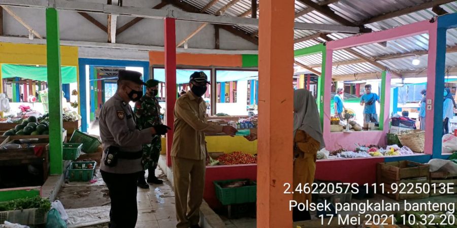 Usai Berikan imbauan TNI-POLRI bagikan Masker kepada pengunjung/pedagang di pasar