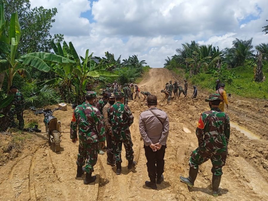 Waaster Kasdam VI/Mlw meninjau pelaksanaan TMMD ke-112
