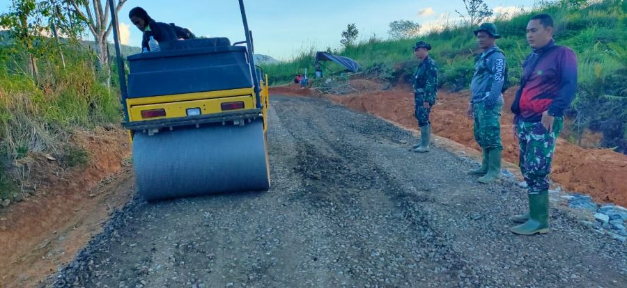Wadan Satgas TMMD Ke-111 Cek Pekerjaan Pemadatan Badan Jalan