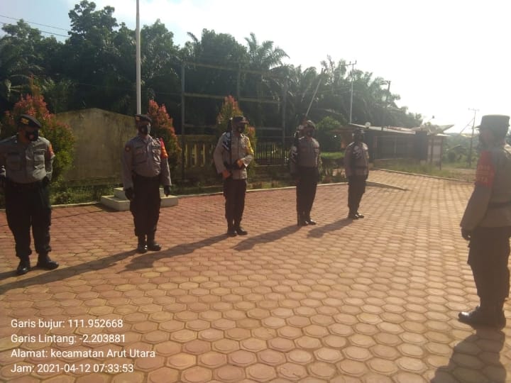 Waka Polsek Aruta IPDA Bob Erwin Rikumahu Pimpin Apel Pagi di Mako Polsek Aruta