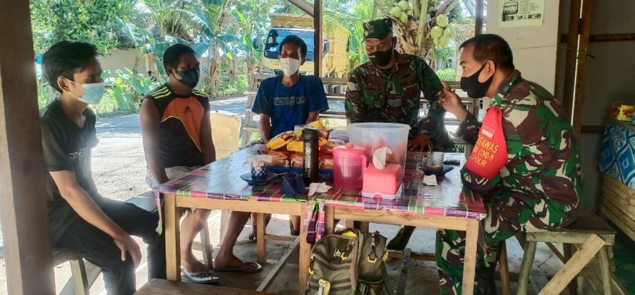 Waktu Istirahat, Satgas TMMD Luangkan Waktu Komsos dengan Supir Angkutan Material