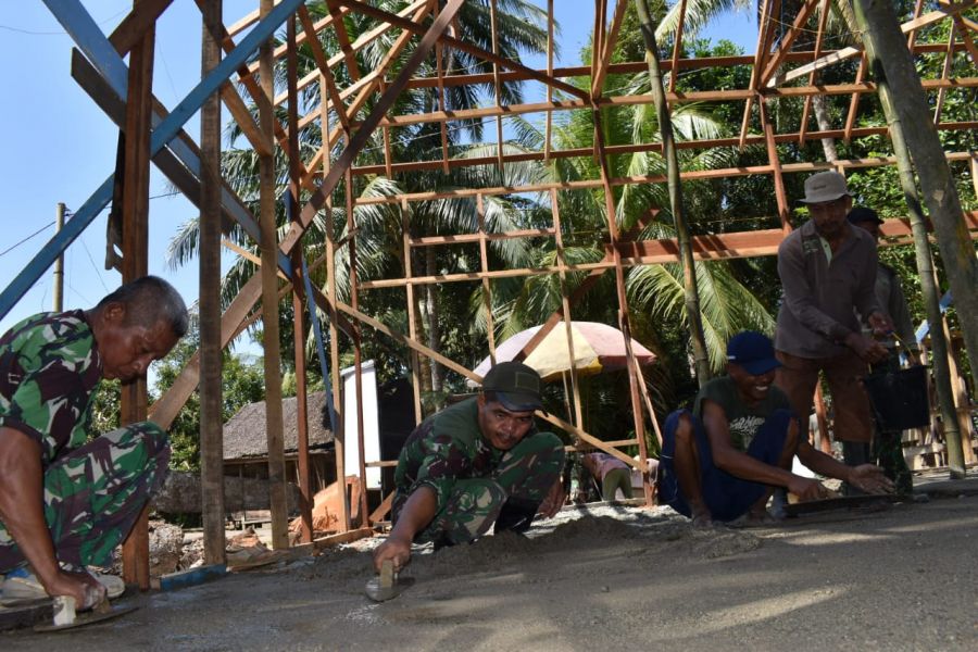 Warga dan Anggota Satgas TMMD ke-112 Lakukan Pengecoran Lantai Musholla Noor