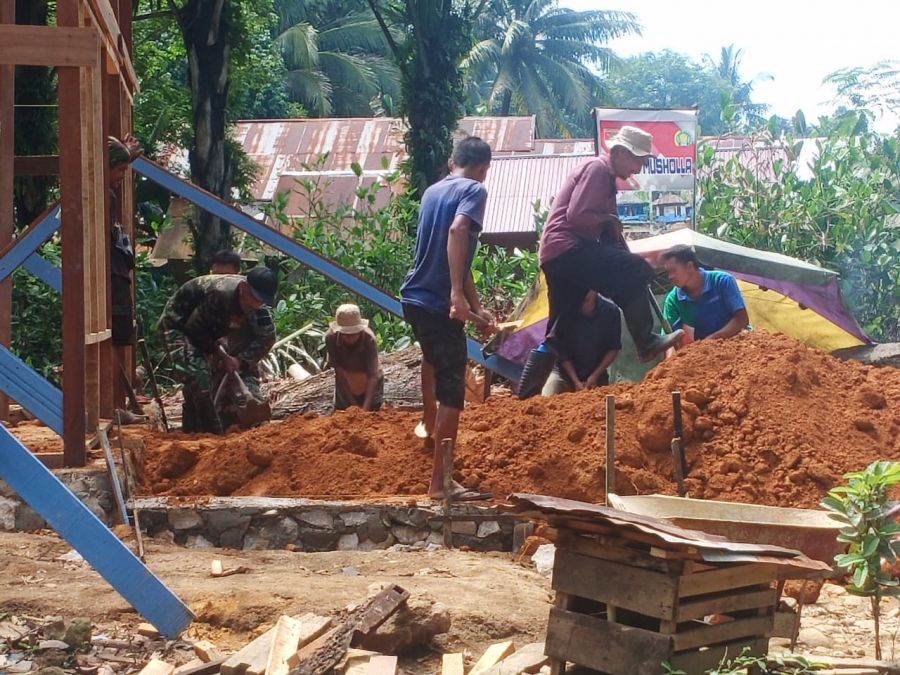 Warga dan Anggota Satgas TMMD ke-112 Uruk  Pondasi Teras Musholla Noor 