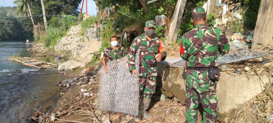 Warga Desa Baru Perbaiki Jembatan Rusak Akibat Banjir
